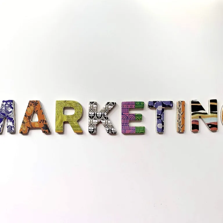 Formation social ads stratégique : aligner IA, SEO et décisions de comité de direction